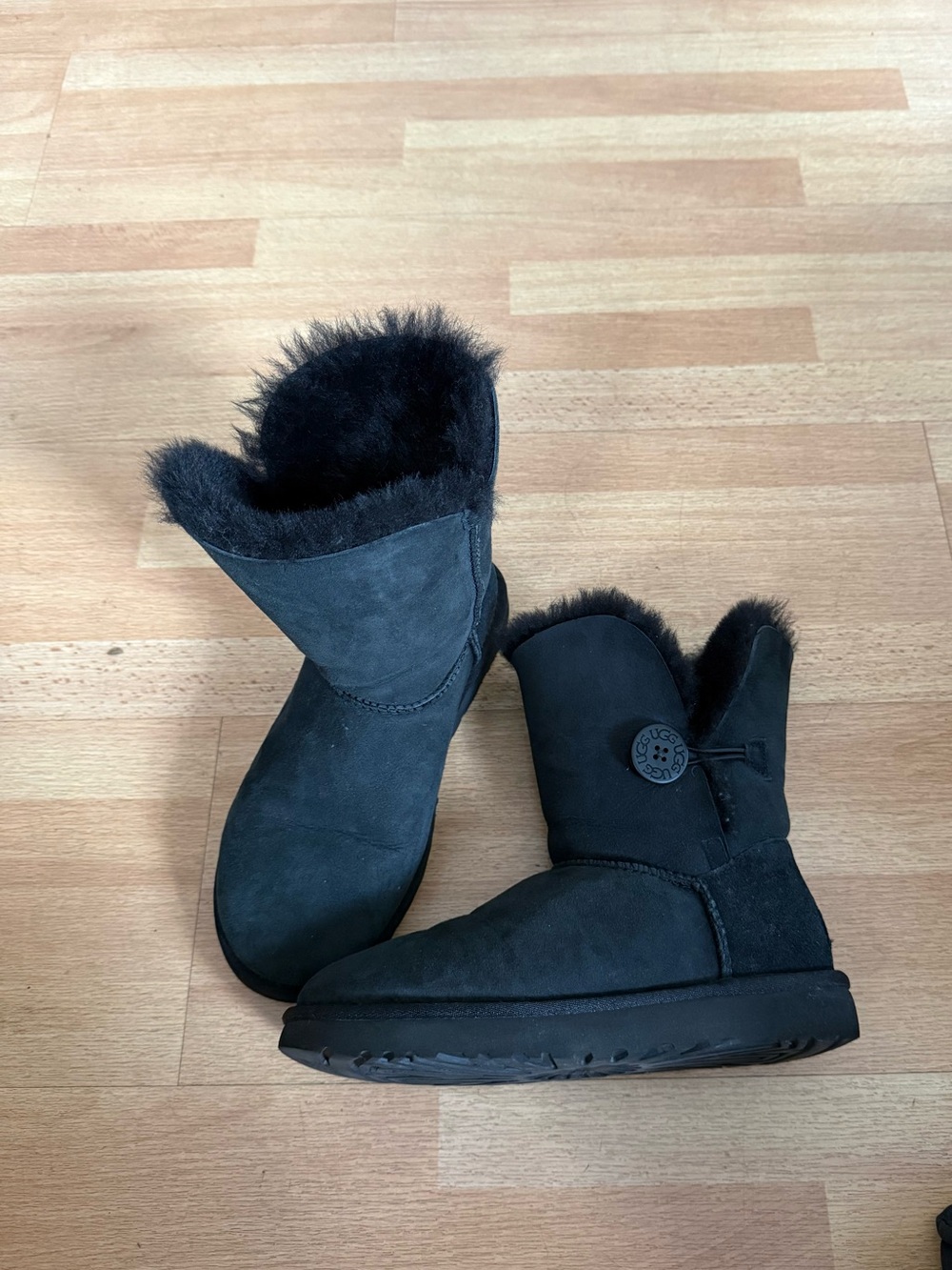 UGG Women’s Black Bailey Button Shearling Boots -sz 7
